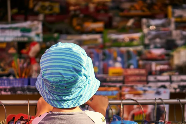 small child, toy, was standing, sale, kerwe, fair, booth, market, shop, toys, great, beautiful, pleasure, fun, game, purchase, customer, shopping. Så kartlägger du köpresa och kanalroller för svenska målgrupper